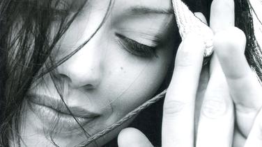 Schwarzweißfoto der Schauspielerin Cosma Shiva Hagen.  