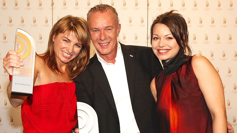 Sabine Heinrich (1Live) und Volker Haidt (radio SAW), Sieger in der Kategorie "Beste(r) Moderator/in", und Laudatorin Cosma Shiva Hagen. Sabine Heinrich (1Live) und Volker Haidt (radio SAW), Sieger in der Kategorie "Beste(r) Moderator/in", und Laudatorin Cosma Shiva Hagen. © AR/NDR Foto: AR