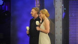 Ilka Petersen und Holger Ponik (NDR 2), Preisträger in der Kategorie "Beste Morgensendung", auf der Bühne. © Marco Maas