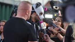 Eine Schar von Reportern Interviewt Cro auf dem Roten Teppich © NDR Foto: fotografirma