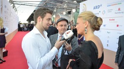 Moderatorin Barbara Schöneberger gibt auf dem Roten Teppich ein Interview © NDR Foto: fotografirma