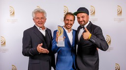 Laudator Miroslav Nemec freut sich mit Jochen Drechsler und Philipp Schmid von 98.8 KISS FM über den Preis für die "Beste Comedy". © NDR Foto: Morris Mac Matzen