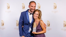 Ron Perduss und Nina Siegers von radioBerlin 88,8 freuen sich über ihren Radiopreis für die "Beste Programmaktion".  Foto: Morris Mac Matzen