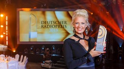 Barbara Schöneberger präsentiert den Radiopreis. © NDR Foto: Morris Mac Matzen