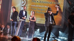 Udo Lindenberg übergibt Preis für die "Beste Programmaktion" an Nina Siegers und Ron Perduss von radioBerlin 88,8. Foto: Benjamin Hüllenkremer