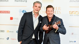 Die Moderatoren Andreas Kuhlage und Jens Hardeland (v.r.) beim Deutschen Radiopreis in der Elbphilharmonie in Hamburg © NDR Foto: Benjamin Hüllenkremer