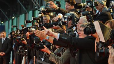 Radiopreis-Gala 2012: Hunderte Journalisten warten am Roten Teppich auf die Promis. © NDR 