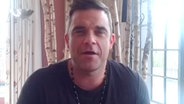 Robbie Williams bei seiner Grußbotschaft zum Radiopreis (Screenshot)  