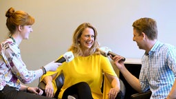 Moderatorin Barbara Schöneberger (Mitte) im Interview mit Nina Hänel (Alsterradio, Hamburg) und André Schünke (NDR 2). Moderatorin Barbara Schöneberger (Mitte) im Interview mit Nina Hänel (Alsterradio, Hamburg) und André Schünke (NDR 2). © NDR/Thorsten Jander Foto: Thorsten Jander