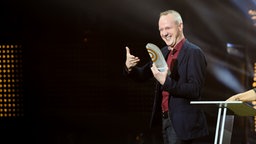 Hans Blomberg freut sich über den Preis für die "Beste Sendung". Foto: Benjamin Hüllenkremer