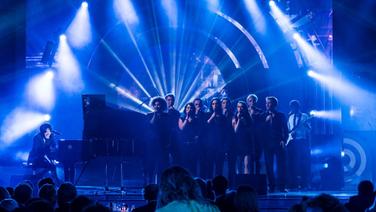 Jamie Cullum wird von zahlreichen Sängern begleitet © NDR Foto: Sebastian Gerhard