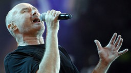 Sänger Phil Collins beim Genesis-Konzert in Hamburg. © Picture-Alliance / dpa 