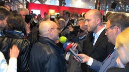 Phil Collins wird beim Deutschen Radiopreis 2010 von Journalisten des NDR interviewt. Phil Collins wird beim Deutschen Radiopreis 2010 von Journalisten des NDR interviewt. © Bild: NDR/Karsten Schmeer Foto: Karsten Schmeer