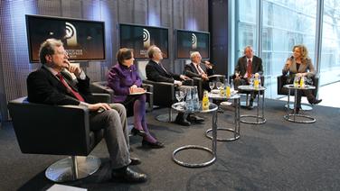 Uwe Kammann, Prof. Dr. Karin von Welck, Peter Boudgoust, Lutz Kuckuck und Lutz Marmor im Gespräch mit Moderatorin Bettina Tietjen auf dem Podium. Alle sitzend in ihren Sesseln. Vor ihnen kleine Glastische mit Getränken. Im Hintergrund mehrere Bildschirme mit dem Logo des Deutschen Radiopreis 2010. © NDR Foto: Marcus Krüger