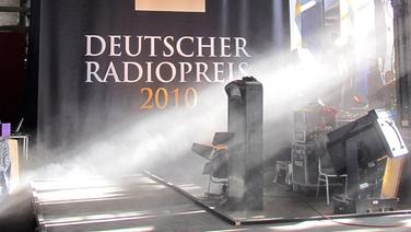 Vorhang mit der Aufschrift "Deutscher Radiopreis 2010" und Scheinwerfer © Bild: NDR/Karsten Schmeer Foto: Karsten Schmeer