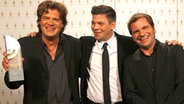 Harald Wehmeier (li.) und Andreas Altenburg (NDR 2), Sieger in der Kategorie "Beste Comedy", mit Laudator Tim Mälzer (Mitte). © AR/NDR Foto: AR