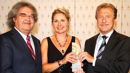 Max Stocker und Andrea Kister (B5 aktuell), Sieger in der Kategorie "Bestes Nachrichtenformat", mit Laudator Helmut Markwort. © AR/NDR Foto: AR