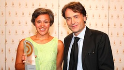 Kathrin Erdmann (NDR Info), Siegerin in der Kategorie "Beste Reportage", mit Laudator Giovanni di Lorenzo. © AR/NDR Foto: AR