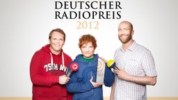 Der britische Musiker Ed Sheeran wird live beim Deutschen Radiopreis 2012 auftreten - hier im Interview mit Alexander Schumacher (Radio Hamburg/li.) und Jan Kuhlmann (N-JOY, re.). © NDR Foto: David Paprocki
