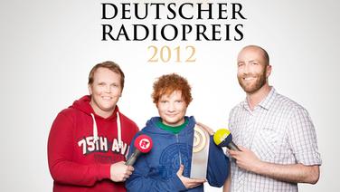 Der britische Musiker Ed Sheeran wird live beim Deutschen Radiopreis 2012 auftreten - hier im Interview mit Alexander Schumacher (Radio Hamburg/li.) und Jan Kuhlmann (N-JOY, re.). © NDR Foto: David Paprocki