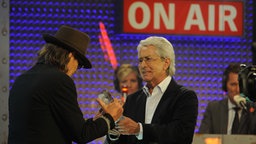 Laudator Frank Elstner überreicht Udo Lindenberg den "Sonderpreis Musik". © Sebastian Gerhard