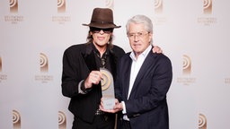 Udo Lindenberg, Preisträger in der Kategorie "Sonderpreis Musik", posiert mit Laudator Frank Elstner vor einer Fotowand im Schuppen 52 in Hamburg. © NDR