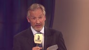 Preisträger Martin Durm bei der Dankesrede auf der Bühne beim Deutschen Radiopreis 2012.  