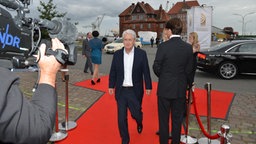 Frank Elstner auf dem Roten Teppich beim Deutschen Radiopreis 2012. © Marco Maas