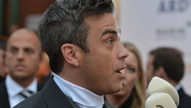 Radiopreis-Laudator Robbie Williams auf dem Roten Teppich. © Marco Maas 