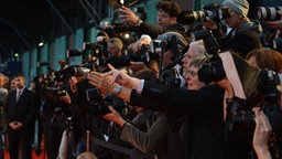 Fotografen bei der Ankunft Robbie Williams beim Deutschen Radiopreis 2012. © Marco Maas