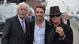 Carlo von Tiedemann, Clueso und Udo Lindenberg (v.li.) posieren auf dem Roten Teppich beim Deutschen Radiopreis 2012. © Marco Maas