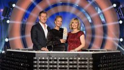 Andreas Kuhlage, Barbara Schöneberger und Sina Peschke präsentieren den Deutschen Radiopreis © NDR Foto: David Paprocki