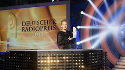 Barbara Schöneberger präsentiert die Trophäe © NDR Foto: David Paprocki