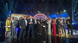 Alle Gewinner und Laudatoren posieren am Ende der Radiopreis-Gala 2013 auf der Bühne © NDR Foto: fotografirma