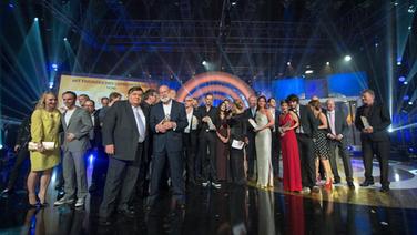 Alle Gewinner und Laudatoren posieren am Ende der Radiopreis-Gala 2013 auf der Bühne Alle Gewinner und Laudatoren posieren am Ende der Radiopreis-Gala 2013 auf der Bühne © NDR Foto: fotografirma