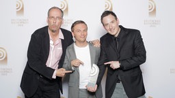 Gewinner John Ment, Laudator Ralf Schmitz und Gewinner Horst Hoof beim Radiopreis 2013 © NDR Foto: David Paprocki