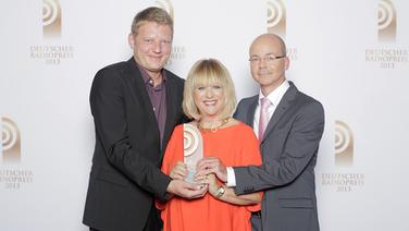 Gewinner Michael Kaste, Laudatorin Patricia Riekel und Gewinner Andreas Herrler beim Radiopreis 2013 © NDR Foto: David Paprocki