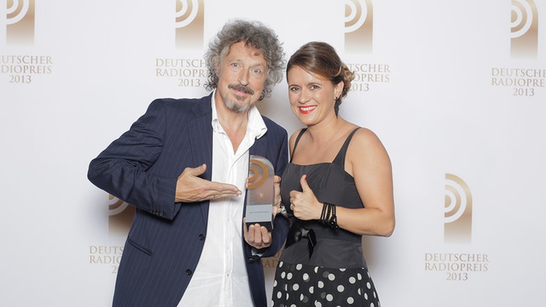 Laudator Wolfgang Niedecken und Gewinnerin Wenke Weber Laudator Wolfgang Niedecken und Gewinnerin Wenke Weber © NDR Foto: David Paprocki
