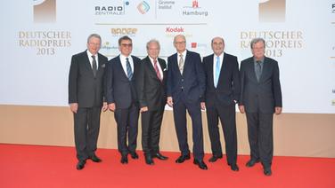 Die Mitglieder des DRP-Beiratis auf dem Roten Teppich: Dr. Heinz-Dieter Sommer, Gert Zimmer, Lutz Kukuck, Joachim Knutz, Rainer Hanus und Uwe Kammann (v.l.n.r.) © NDR Foto: fotografirma