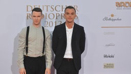 Adam Anderson (l.) und Theo Hutchcraft von der Band Hurts auf dem Roten Teppich © NDR Foto: fotografirma