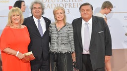 Patricia Riekel, Helmut Markwort, Daniéle und Helmut Thoma auf dem Roten Teppich © NDR Foto: fotografirma