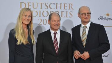Ina Tenz, Olaf Scholz und Joachim Knuth auf dem Roten Teppich © NDR Foto: fotografirma
