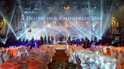 Die Tische werden gedeckt beim Deutschen Radiopreis © Deutscher Radiopreis/ Benjamin Hüllenkremer Foto: Benjamin Hüllenkremer