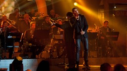 Andreas Bourani mit der NDR Bigband auf der Gala des Deutschen Radiopreises Andreas Bourani mit der NDR Bigband auf der Gala des Deutschen Radiopreises © Deutscher Radiopreis/ Sebastian Gerhard Foto: Sebastian Gerhard