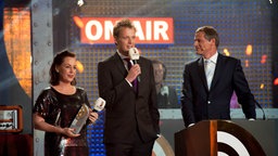 Gewinner "Beste Sendung" Nina Zimmermann und André Steins mit Laudator Georg Mascolo © Deutscher Radiopreis/ Sebastian Gerhard Foto: Sebastian Gerhard