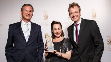 Gewinner "Beste Sendung": Laudator Georg Mascolo mit Nina Zimmermann und André Steins von N-JOY © Deutscher Radiopreis/Morris Mac Matzen Foto: Morris Mac Matzen