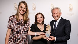 "Beste Innovation": Mirjam von Jarzebowski und Tuba Tunçak mit Laudator Dr. Rüdiger Grube. © Deutscher Radiopreis/Morris Mac Matzen Foto: Morris Mac Matzen