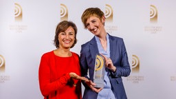 Sandra Maischberger übergibt den Radiopreis an die Julia Bamberg. © NDR Foto: Morris Mac Matzen,