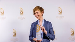 Julia Bamberg von ffn freut sich über den Radiopreis für die beste Newcomerin. © NDR Foto: Morris Mac Matzen