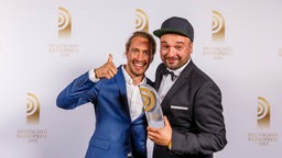 Jochen Drechsler und Philipp Schmid von 98.8 KISS FM freuen sich über den Preis für die "Beste Comedy". © NDR Foto: Morris Mac Matzen
